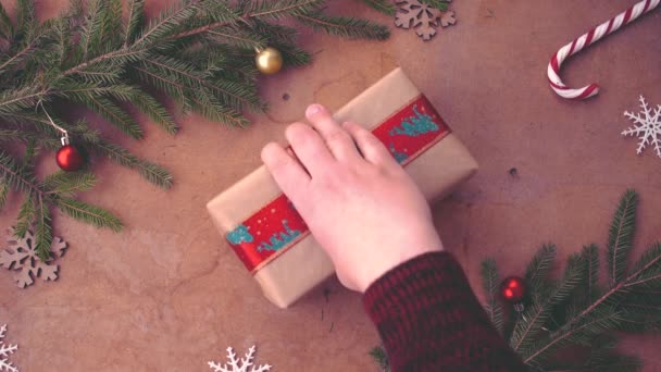 人間の手はテーブルの上にクリスマス プレゼントを入れて - 映像、動画