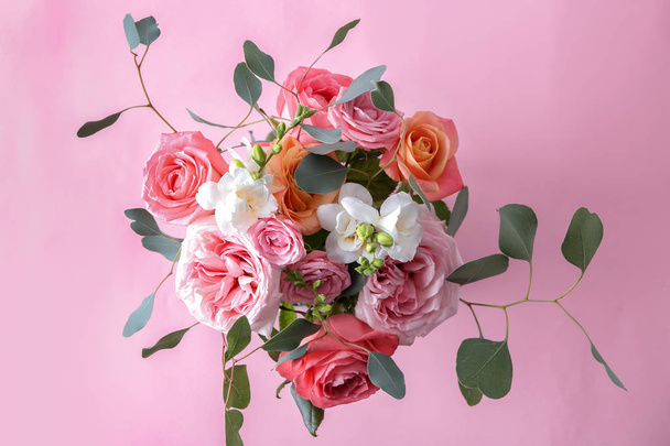 Hermosas rosas sobre fondo de color - Foto, imagen