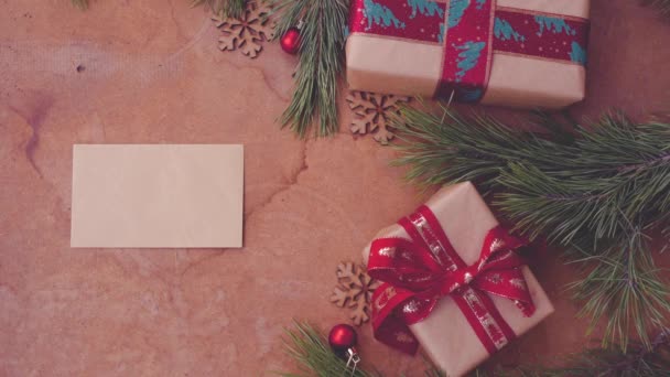 Happy Christmas koncepcji z gałęzi drzew sosny, pudełka i ręcznie wprowadzenie puste karty na stół - Materiał filmowy, wideo