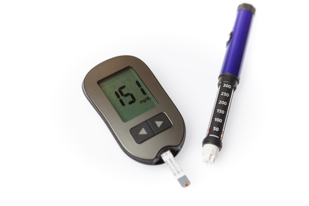 高血糖、高血糖と白い背景で隔離のペン インジェクター glucometer の危険性 - 写真・画像
