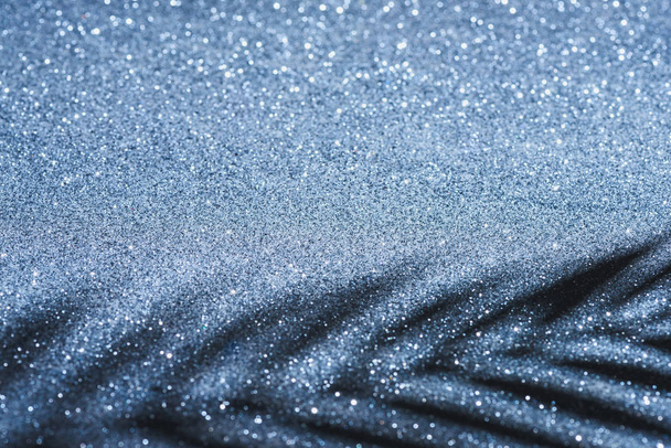 Nahaufnahme des Astschattens auf glitzernder Oberfläche, weihnachtliches Hintergrundkonzept - Foto, Bild