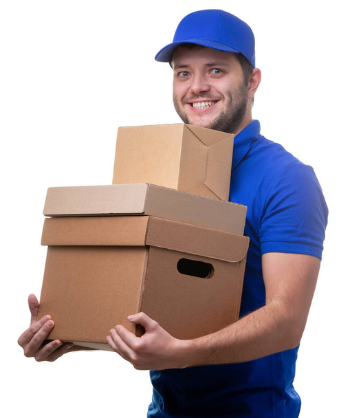 Foto de mensajero masculino feliz con cajas de cartón
 - Foto, imagen