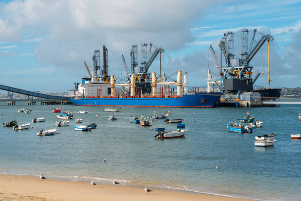 Mély vízben terminál és siló, gabona, származékos termékek és olajtartalmú termékek Trafaria, Portugália - Fotó, kép