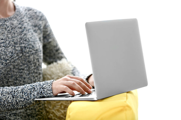 Nő használ a laptop otthon. Concept tanulmány - Fotó, kép