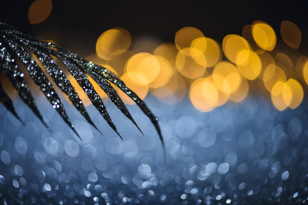 селективный фокус праздничной ветви украшен золотым блеском с боке
  - Фото, изображение