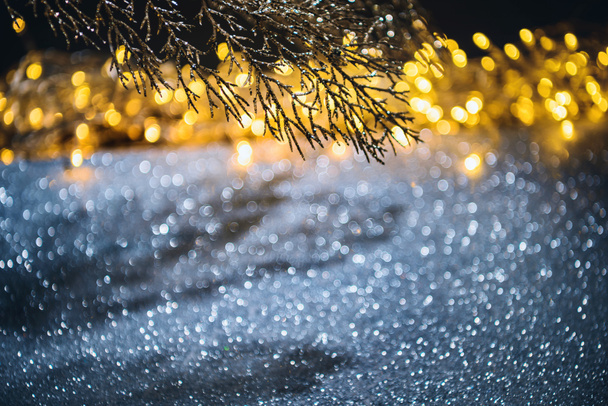 вибірковий фокус гілки, прикрашений золотим блиском і тіні, концепція різдвяного фону
 - Фото, зображення
