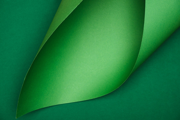 vista elevada de papel verde sobre fundo colorido
 - Foto, Imagem