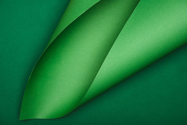 vista elevada del Libro Verde sobre fondo de color
 - Foto, imagen