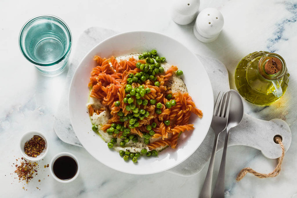 gluten-free healthy vegan red lentil pasta with green peas and cauliflower puree with garlic. tasty mac and cheese fusilli  for celiac disease - Foto, afbeelding