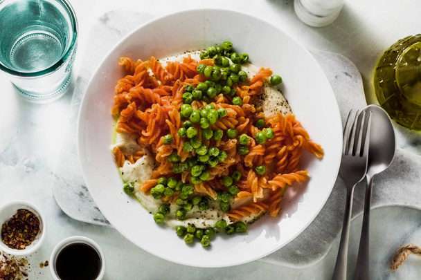 gluten-free healthy vegan red lentil pasta with green peas and cauliflower puree with garlic. tasty mac and cheese fusilli  for celiac disease - Foto, Imagem