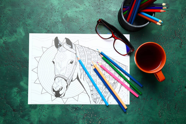 Image de coloriage anti-stress et crayons sur la table
 - Photo, image