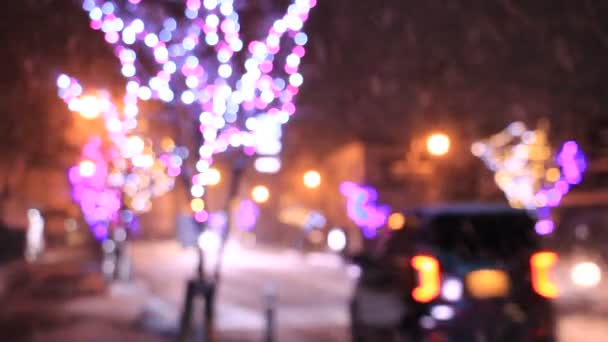 luzes de decoração de inverno na noite nevada
 - Filmagem, Vídeo
