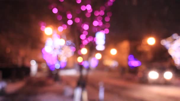 luces de decoración de invierno en la noche nevada
 - Metraje, vídeo