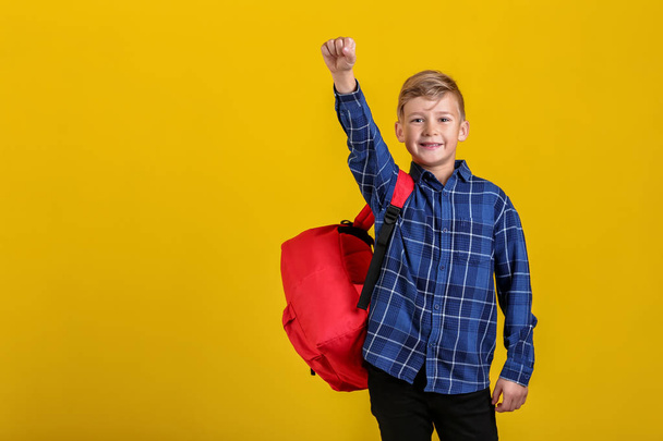Menino feliz com mochila no fundo de cor - Foto, Imagem