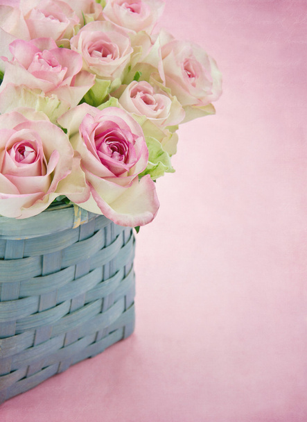ονειρικό ρομαντικές ροζ τριαντάφυλλα σε ένα καλάθι - Φωτογραφία, εικόνα