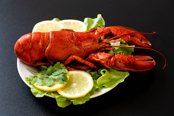 freshly boiled lobster with vegetable and lemon - Foto, imagen