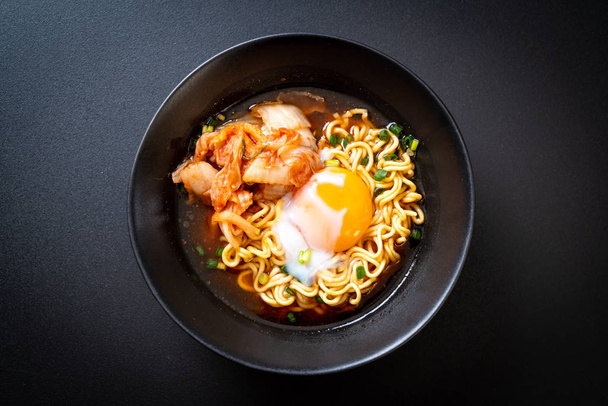 Korean instant noodles with kimchi and egg - Korean ramen style - Foto, afbeelding