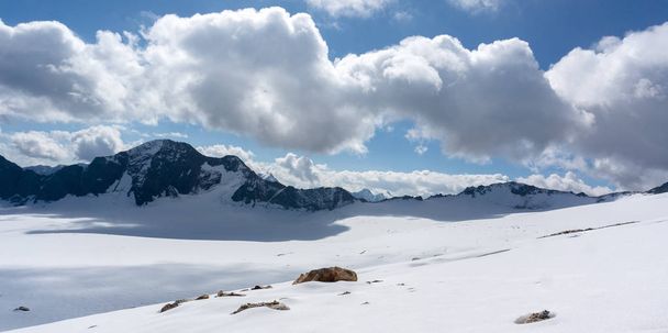 Veduta della neve e del ghiaccio sulla strada per la vetta della montagna - Foto, immagini
