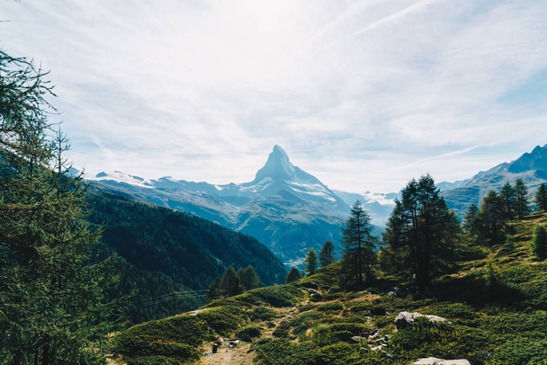 Hermoso paisaje de montaña con vistas al pico Matterhorn en Zermatt, Suiza. - Foto, Imagen