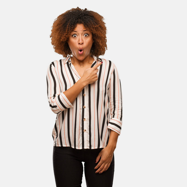 Νεαρή μαύρη γυναίκα Αφρο που απομονώνονται σε λευκό φόντο  - Φωτογραφία, εικόνα