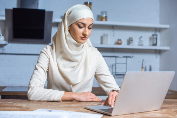 schöne junge muslimische Frau mit Laptop zu Hause   - Foto, Bild