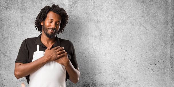 Bonito padeiro afro-americano fazendo um gesto romântico, apaixonado por alguém ou mostrando carinho por algum amigo
 - Foto, Imagem