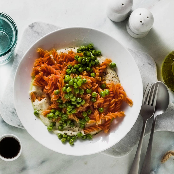 gluten-free healthy vegan red lentil pasta with green peas and cauliflower puree with garlic. tasty mac and cheese fusilli  for celiac disease - Foto, Bild