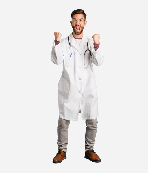 Νέος γιατρός άνθρωπος έκπληκτος και σοκαρισμένος - Φωτογραφία, εικόνα