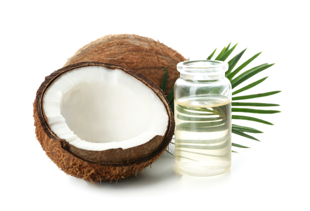 Kokosolie voor haarverzorging op witte achtergrond - Foto, afbeelding