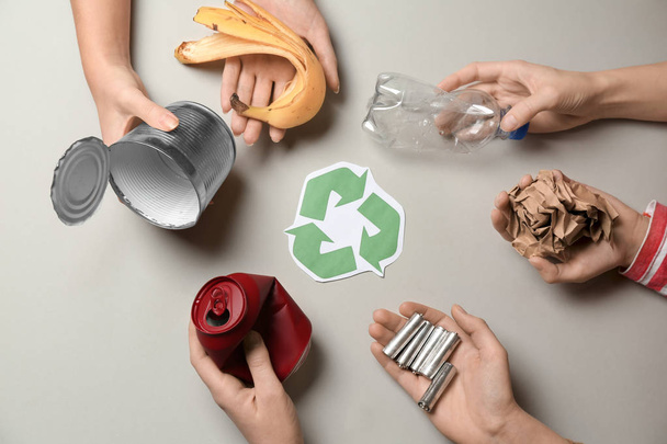 Mani con simbolo spazzatura e riciclaggio su sfondo chiaro
 - Foto, immagini