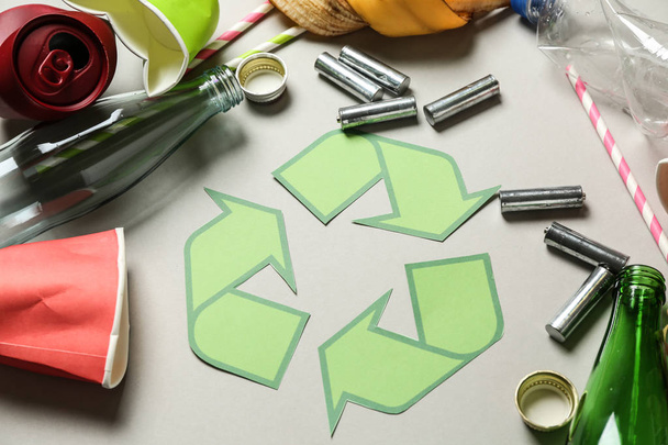Recycling symbool en verschillende vuilnis op lichte achtergrond - Foto, afbeelding