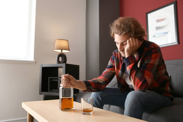 Evde viski içme depresif genç adam. Alkolizm kavramı - Fotoğraf, Görsel