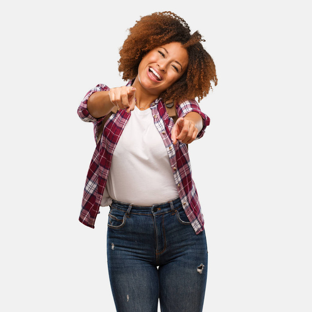 Νεαρός ταξιδιώτης μαύρη γυναίκα χαρούμενη και χαμογελαστή - Φωτογραφία, εικόνα