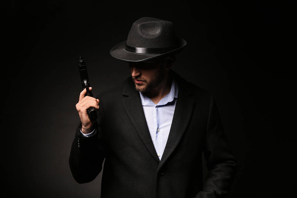 Detective con pistola sobre fondo oscuro
 - Foto, imagen