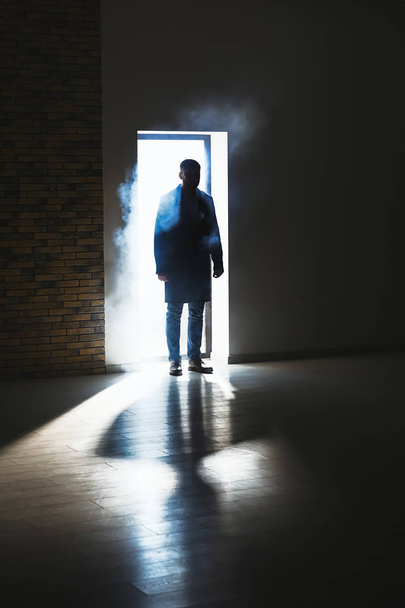 Силуэт детектива в дверях
 - Фото, изображение