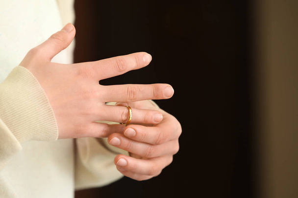 Kadın parmağını closeup slip yüzüğünü için çalışıyor. Boşanma kavramı - Fotoğraf, Görsel