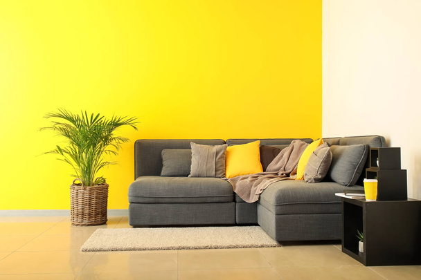 Интерьер красивого современного номера с удобным диваном
 - Фото, изображение
