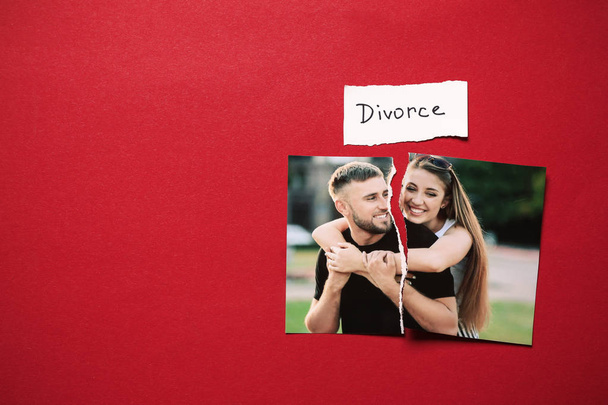 Mutlu çift renk arka plan üzerinde yırtık fotoğraf. Boşanma kavramı - Fotoğraf, Görsel
