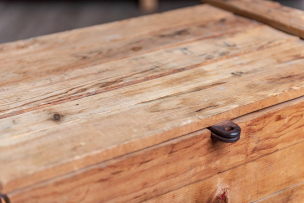 vecchia tavola di legno asciutta con dettaglio in metallo
 - Foto, immagini