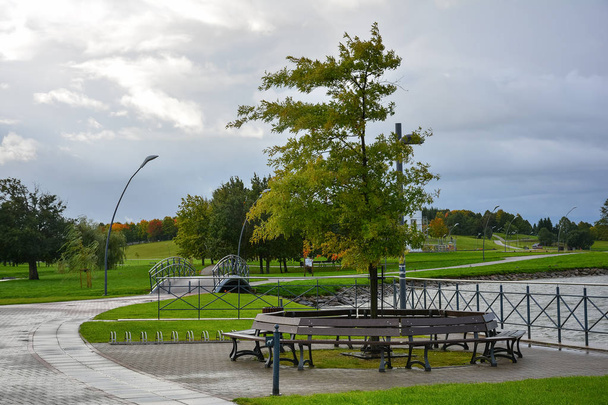 Terraplén de la ciudad cerca del lago con infraestructura equipada para la recreación. Muelle del Lago Mastis en Telsiai, Lituania
. - Foto, imagen