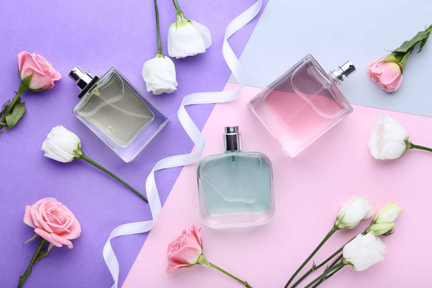 Perfume bottles with flowers on colorful background - Foto, Bild