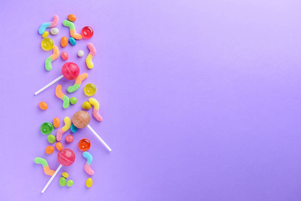Смачні цукерки на кольоровому фоні
 - Фото, зображення