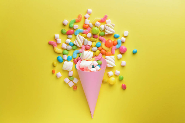 Σύνθεση με νόστιμα γλυκά σε χρώμα φόντου - Φωτογραφία, εικόνα