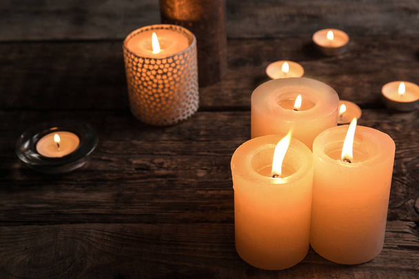 velas encendidas en la mesa de madera
 - Foto, Imagen