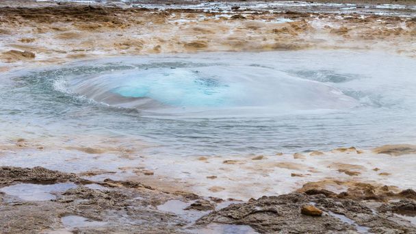 Строккур геотермальной области. Извержение гейзера Строккур, Исландия - Фото, изображение