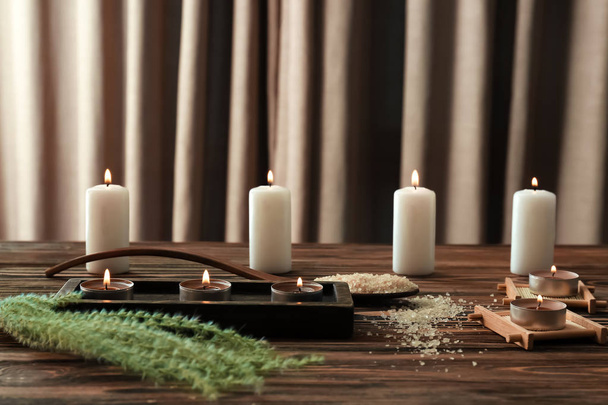 Brennende Kerzen und Meersalz für den Wellnessbereich auf Holztisch - Foto, Bild