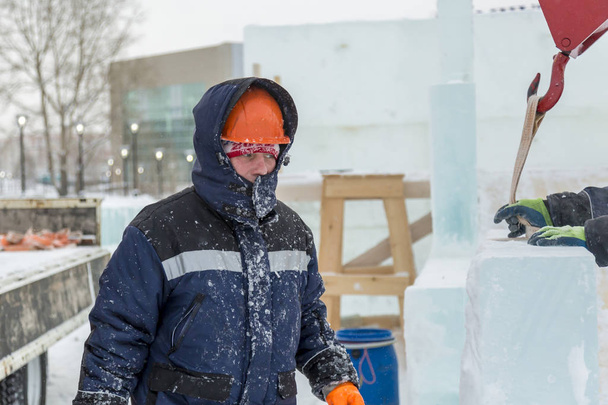 Portrait d'un travailleur engagé dans l'aménagement d'une ville de glace - Photo, image