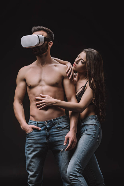 pareja sexual en realidad virtual auriculares aislados en negro
 - Foto, imagen