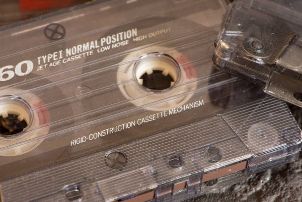 Cintas de cassette antiguas en la mesa negra, España
 - Foto, imagen