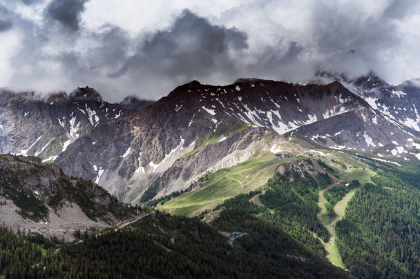 scenic view of alps in clouds next to Courmayeur, Italy - Foto, afbeelding
